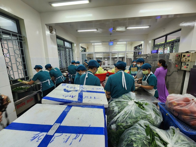 Quy tr&igrave;nh bữa ăn b&aacute;n tr&uacute;: L&agrave;m b&agrave;i bản nhưng v&igrave; sao hiệu trưởng vẫn lo? - Ảnh 2.