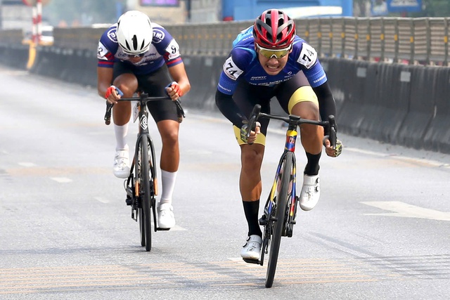 Cua rơ mặc &aacute;o cam C&uacute;p truyền h&igrave;nh TP.HCM kh&ocirc;ng may bị ng&atilde; ngay trước vạch đ&iacute;ch- Ảnh 1.