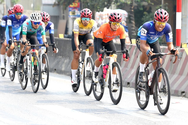 Cua rơ mặc &aacute;o cam C&uacute;p truyền h&igrave;nh TP.HCM kh&ocirc;ng may bị ng&atilde; ngay trước vạch đ&iacute;ch- Ảnh 4.