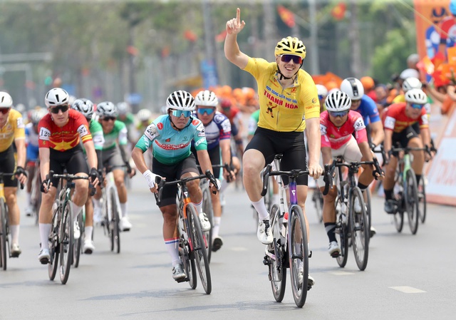 Cua rơ mặc &aacute;o cam C&uacute;p truyền h&igrave;nh TP.HCM kh&ocirc;ng may bị ng&atilde; ngay trước vạch đ&iacute;ch- Ảnh 2.