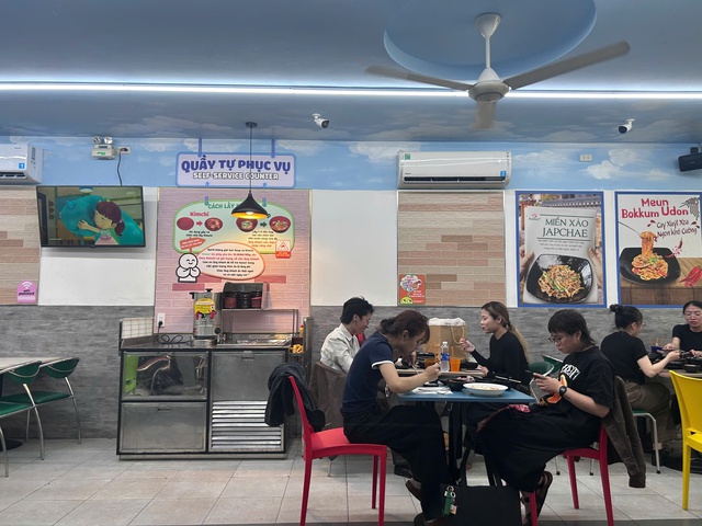 Nắng n&oacute;ng chạm ngưỡng 40 độ, người trẻ rủ nhau sống về đ&ecirc;m - Ảnh 7.