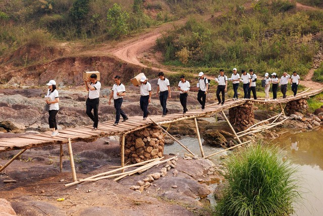 H&agrave;nh tr&igrave;nh Từ Tr&aacute;i Tim thắp s&aacute;ng ước mơ lập nghiệp cho học sinh Điện Bi&ecirc;n- Ảnh 3.