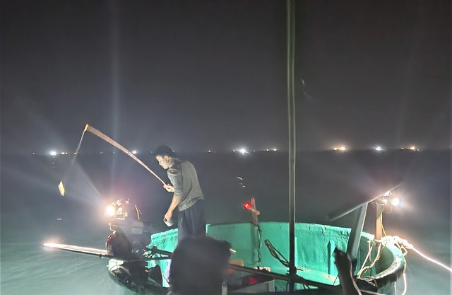 Mùa lộc biển: Theo chân ngư dân săn 'vàng đen'- Ảnh 1. Mùa lộc biển: Theo chân ngư dân săn 'vàng đen'- Ảnh 1.