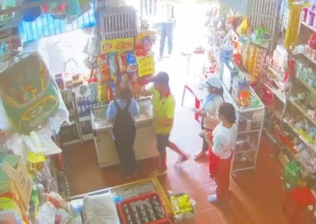 Chủ tạp h&oacute;a đ&aacute;nh nam sinh ở Huế g&acirc;y phẫn nộ tr&ecirc;n mạng x&atilde; hội - Ảnh 1.