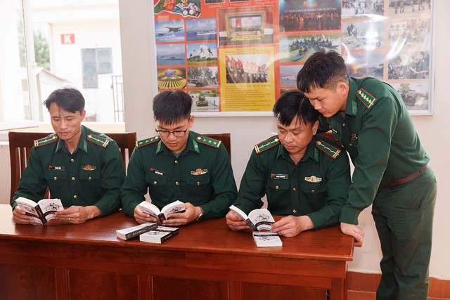 H&agrave;nh tr&igrave;nh Từ Tr&aacute;i Tim thắp s&aacute;ng ước mơ lập nghiệp cho học sinh Điện Bi&ecirc;n- Ảnh 9.