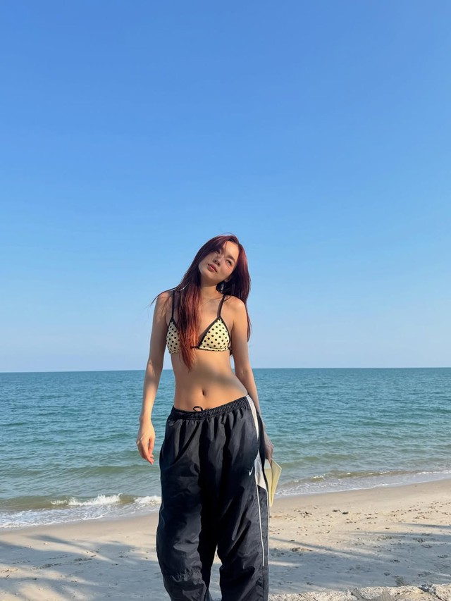 Bí quyết mặc bikini kín đáo mà vẫn nổi bật khi đi biển mùa hè- Ảnh 8.