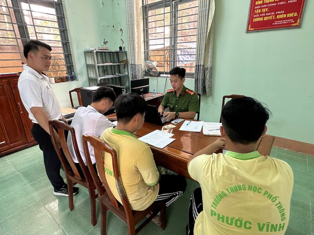 TP.HCM: 2 học sinh lớp 11 'biểu diễn' đứng tr&ecirc;n y&ecirc;n xe m&aacute;y bị xử l&yacute; - Ảnh 1.