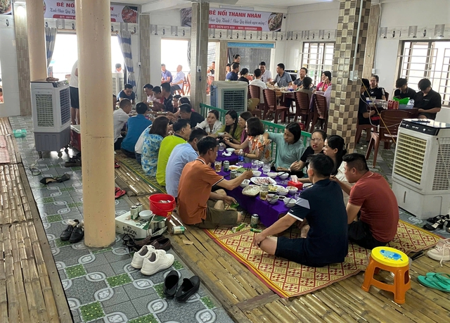 Mùa lộc biển: Theo chân ngư dân săn 'vàng đen'- Ảnh 8. Mùa lộc biển: Theo chân ngư dân săn 'vàng đen'- Ảnh 8.