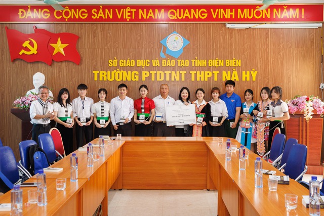 H&agrave;nh tr&igrave;nh Từ Tr&aacute;i Tim thắp s&aacute;ng ước mơ lập nghiệp cho học sinh Điện Bi&ecirc;n- Ảnh 1.