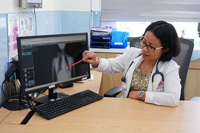 Uống nước cũng nghẹn, b&eacute; trai 3 năm khổ v&igrave; bệnh hiếm, từng bị chẩn đo&aacute;n nhầm - Ảnh 1.