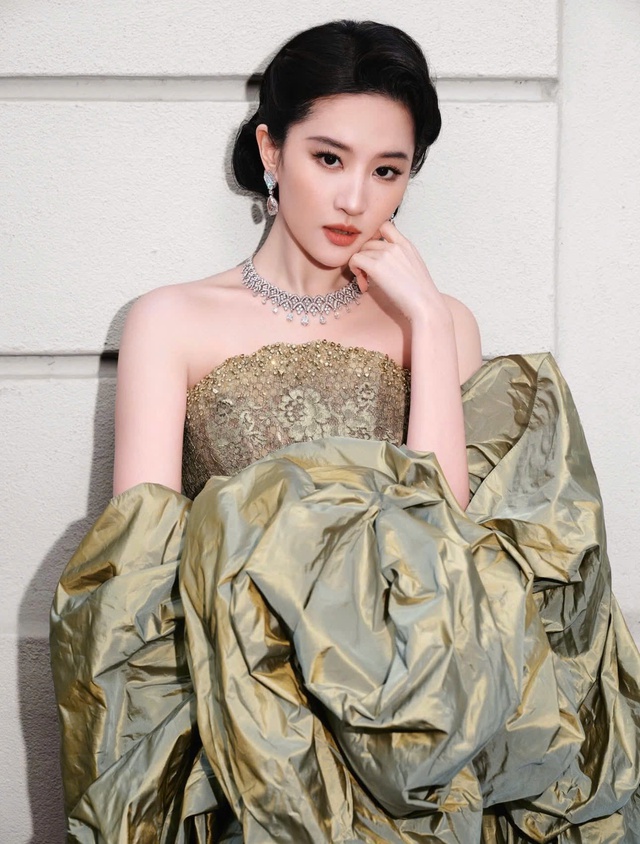 8 năm sau chia tay tài tử Song Seung Hun, Lưu Diệc Phi giờ ra sao? - Ảnh 4.