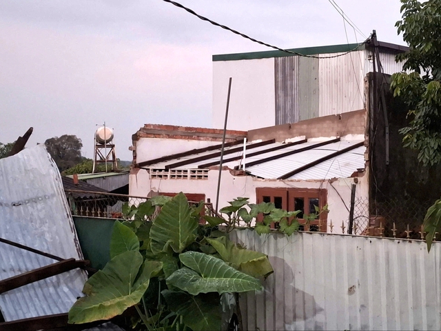 Lốc xoáy tại Bảo Lộc gây tốc mái nhà nhiều nhà dân- Ảnh 1. Lốc xoáy tại Bảo Lộc gây tốc mái nhà nhiều nhà dân- Ảnh 1.