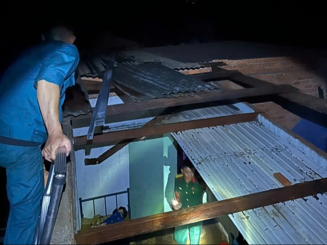 Lốc xoáy tại Bảo Lộc gây tốc mái nhà nhiều nhà dân- Ảnh 3. Lốc xoáy tại Bảo Lộc gây tốc mái nhà nhiều nhà dân- Ảnh 3.