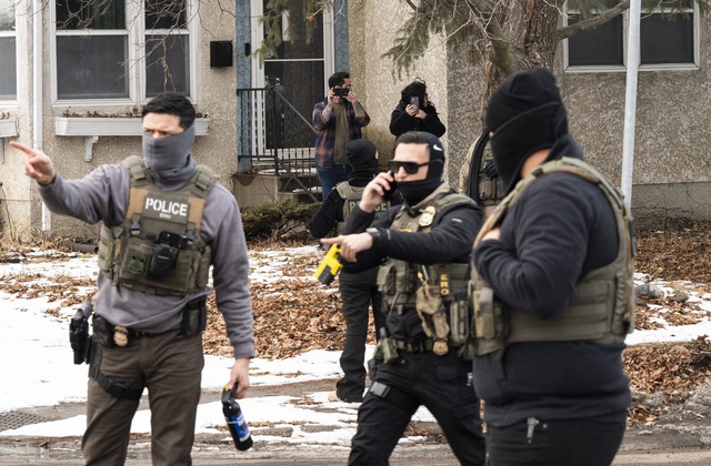 Đặc vụ ICE bắn một người đ&agrave;n &ocirc;ng 'cố t&ocirc;ng xe' - Ảnh 1.