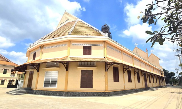 Những nhà thờ độc đáo: Kỳ bí tháp chuông 800 tấn ở nhà thờ Cái Mơn- Ảnh 1. Những nhà thờ độc đáo: Kỳ bí tháp chuông 800 tấn ở nhà thờ Cái Mơn- Ảnh 1.