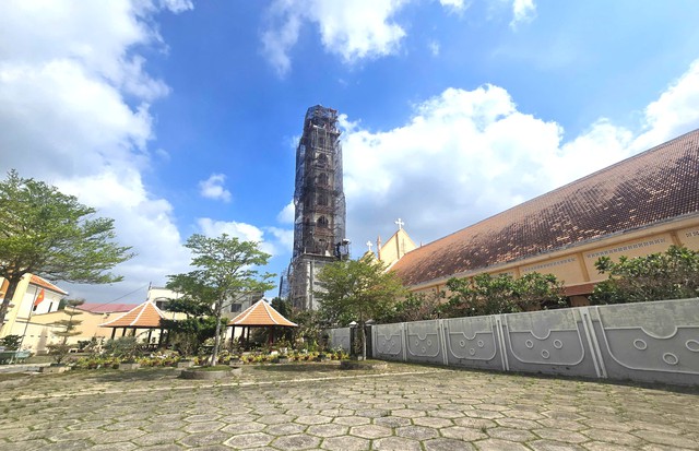 Những nhà thờ độc đáo: Kỳ bí tháp chuông 800 tấn ở nhà thờ Cái Mơn- Ảnh 2. Những nhà thờ độc đáo: Kỳ bí tháp chuông 800 tấn ở nhà thờ Cái Mơn- Ảnh 2.