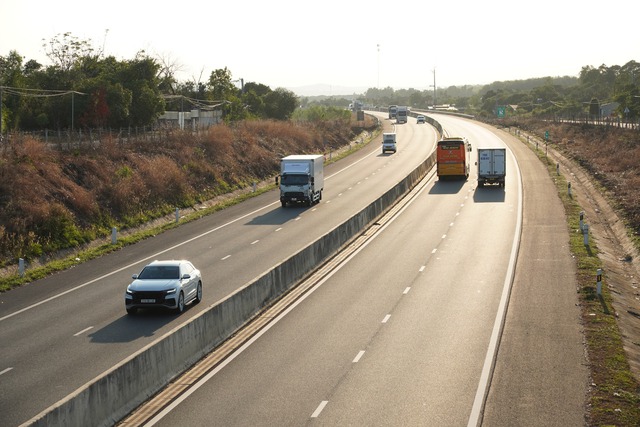 Quy tắc an to&agrave;n cơ bản nhưng &iacute;t t&agrave;i xế &aacute;p dụng tr&ecirc;n cao tốc - Ảnh 4.