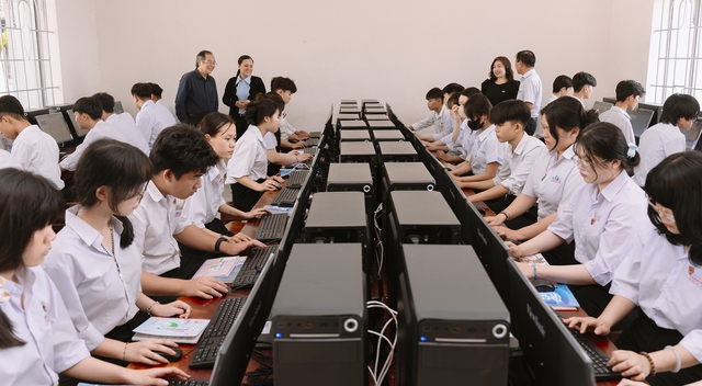 FWD t&agrave;i trợ 1 tỉ t&aacute;i thiết m&ocirc;i trường học tập cho học sinh tỉnh Kh&aacute;nh H&ograve;a - Ảnh 2.