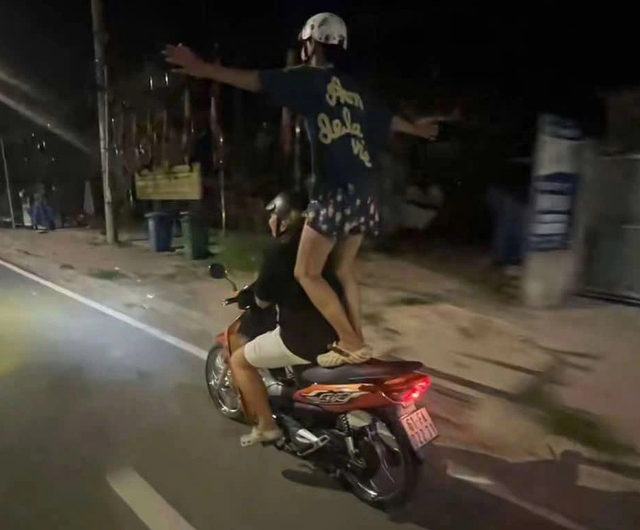 TP.HCM: 2 học sinh lớp 11 'biểu diễn' đứng tr&ecirc;n y&ecirc;n xe m&aacute;y bị xử l&yacute; - Ảnh 2.