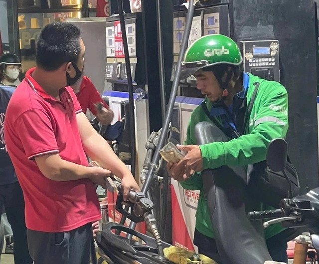 Gi&aacute; xăng dầu đồng loạt giảm,   - Ảnh 1.