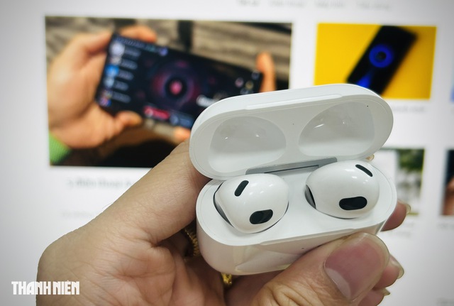 C&ocirc;ng dụng &ocirc; lưới đen tr&ecirc;n tai nghe AirPods bạn chưa biết đến - Ảnh 1.