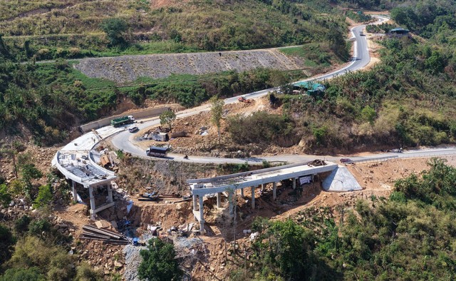 Giá xăng tăng cao khiến tiến độ nâng cấp quốc lộ 28B bị khựng lại - Ảnh 2. Giá xăng tăng cao khiến tiến độ nâng cấp quốc lộ 28B bị khựng lại - Ảnh 2.