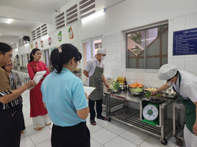 TP.HCM kiểm tra 317 cơ sở cung cấp suất ăn cho trường học - Ảnh 1.