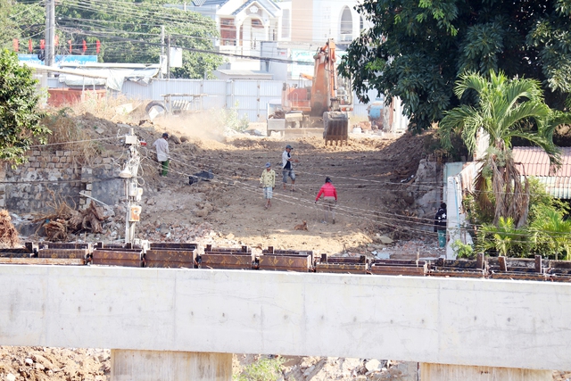 Cầu Văn Thánh bắc qua sông Cà Ty: Vì sao phải xây từ giữa sông?- Ảnh 2. Cầu Văn Thánh bắc qua sông Cà Ty: Vì sao phải xây từ giữa sông?- Ảnh 2.