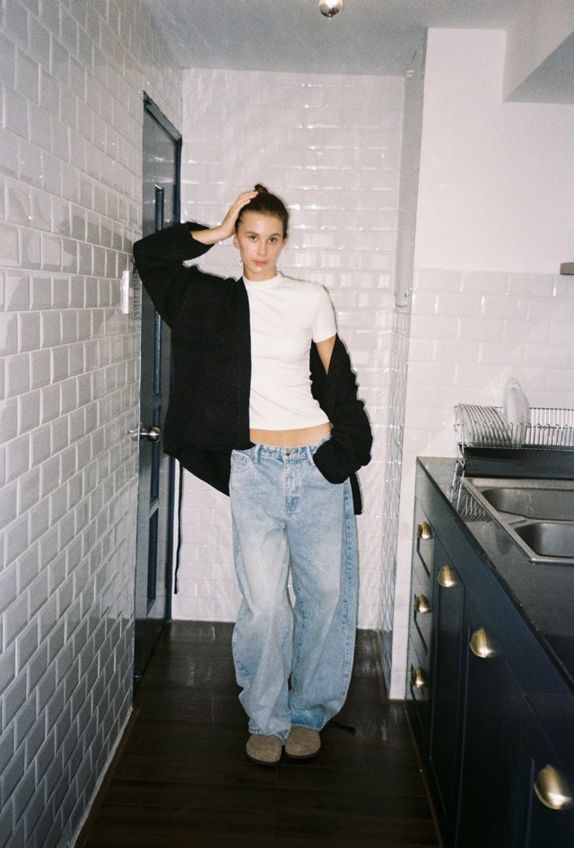 Quần jeans ống rộng cạp thấp, điểm nhấn cho thời trang đường phố - Ảnh 2.