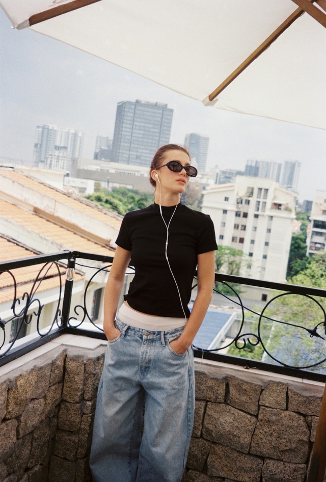 Quần jeans ống rộng cạp thấp, điểm nhấn cho thời trang đường phố - Ảnh 1.