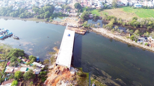 Cầu Văn Thánh bắc qua sông Cà Ty: Vì sao phải xây từ giữa sông?- Ảnh 1. Cầu Văn Thánh bắc qua sông Cà Ty: Vì sao phải xây từ giữa sông?- Ảnh 1.