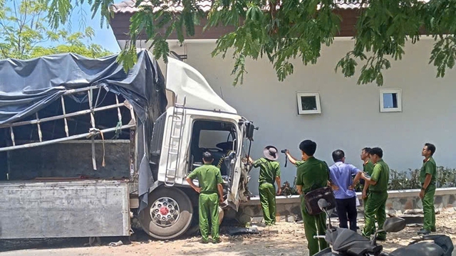 Xe tải lao xuống vực ở Lâm Đồng: Vệt trượt hơn 200 m - Ảnh 1.