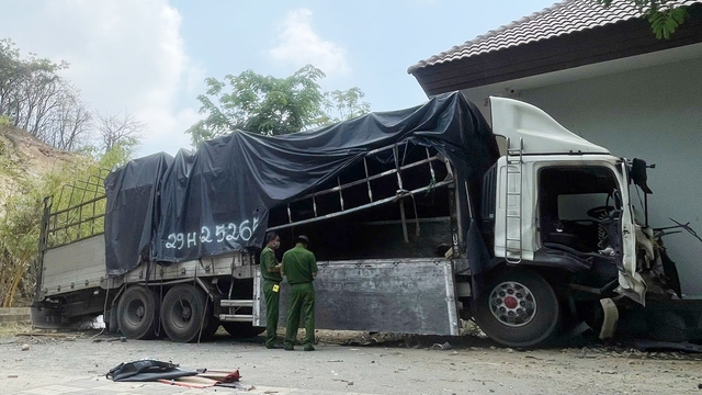 Xe tải lao xuống vực ở Lâm Đồng: Vệt trượt hơn 200 m - Ảnh 3.