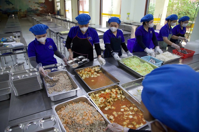 Bữa ăn bán trú trường học: Xử lý vi phạm phải đủ sức răn đe - Ảnh 1.