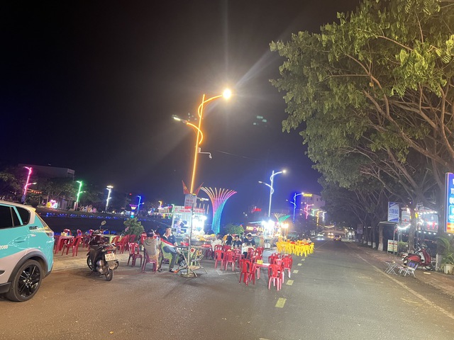 Phố đêm Chợ Nhỏ ở Pleiku: Thực trạng đáng buồn và nhu cầu thay đổi - Ảnh 10. Phố đêm Chợ Nhỏ ở Pleiku: Thực trạng đáng buồn và nhu cầu thay đổi - Ảnh 10.