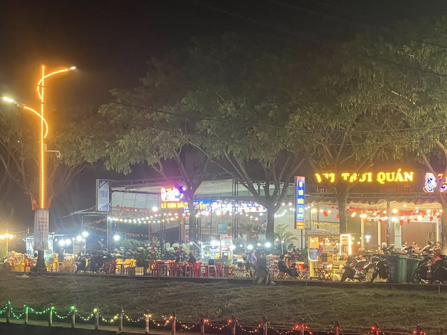 Phố đêm Chợ Nhỏ ở Pleiku: Thực trạng đáng buồn và nhu cầu thay đổi - Ảnh 8. Phố đêm Chợ Nhỏ ở Pleiku: Thực trạng đáng buồn và nhu cầu thay đổi - Ảnh 8.