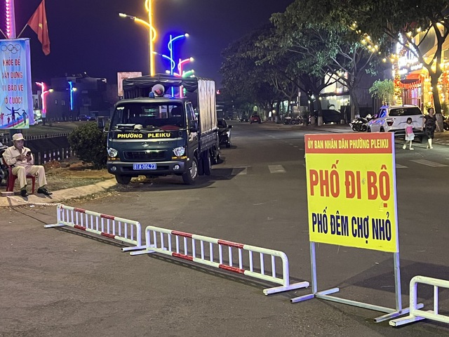 Phố đêm Chợ Nhỏ ở Pleiku: Thực trạng đáng buồn và nhu cầu thay đổi - Ảnh 2. Phố đêm Chợ Nhỏ ở Pleiku: Thực trạng đáng buồn và nhu cầu thay đổi - Ảnh 2.