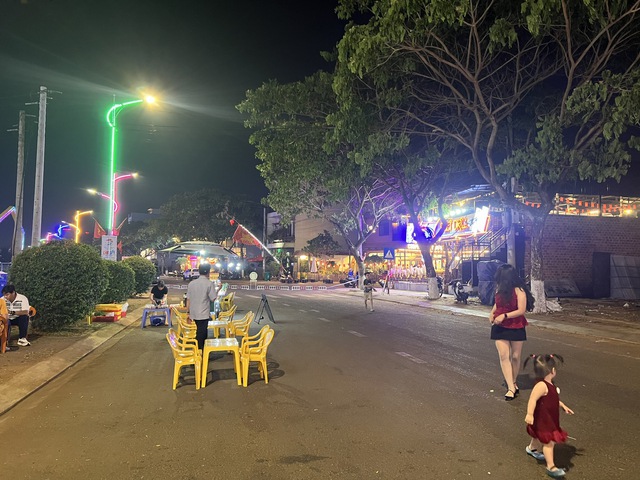 Phố đêm Chợ Nhỏ ở Pleiku: Thực trạng đáng buồn và nhu cầu thay đổi - Ảnh 3. Phố đêm Chợ Nhỏ ở Pleiku: Thực trạng đáng buồn và nhu cầu thay đổi - Ảnh 3.