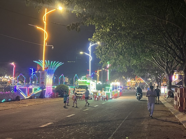 Phố đêm Chợ Nhỏ ở Pleiku: Thực trạng đáng buồn và nhu cầu thay đổi - Ảnh 9. Phố đêm Chợ Nhỏ ở Pleiku: Thực trạng đáng buồn và nhu cầu thay đổi - Ảnh 9.