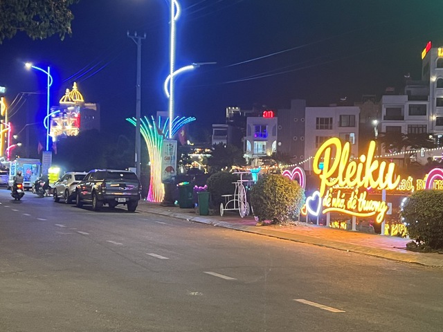 Phố đêm Chợ Nhỏ ở Pleiku: Thực trạng đáng buồn và nhu cầu thay đổi - Ảnh 6. Phố đêm Chợ Nhỏ ở Pleiku: Thực trạng đáng buồn và nhu cầu thay đổi - Ảnh 6.