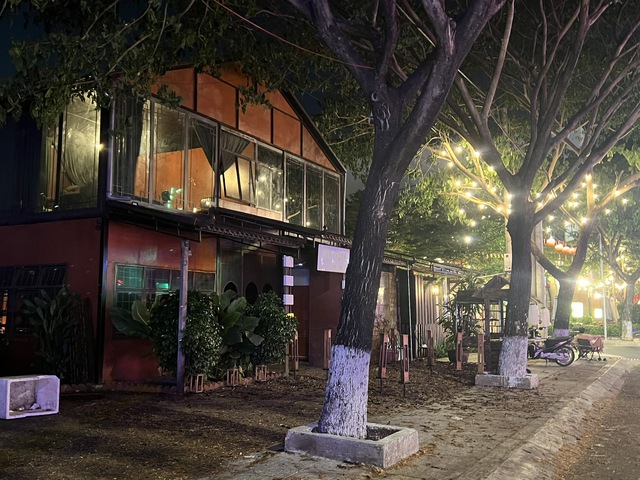 Phố đêm Chợ Nhỏ ở Pleiku: Thực trạng đáng buồn và nhu cầu thay đổi - Ảnh 7. Phố đêm Chợ Nhỏ ở Pleiku: Thực trạng đáng buồn và nhu cầu thay đổi - Ảnh 7.