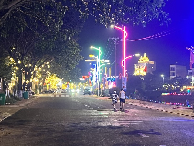 Phố đêm Chợ Nhỏ ở Pleiku: Thực trạng đáng buồn và nhu cầu thay đổi - Ảnh 4. Phố đêm Chợ Nhỏ ở Pleiku: Thực trạng đáng buồn và nhu cầu thay đổi - Ảnh 4.