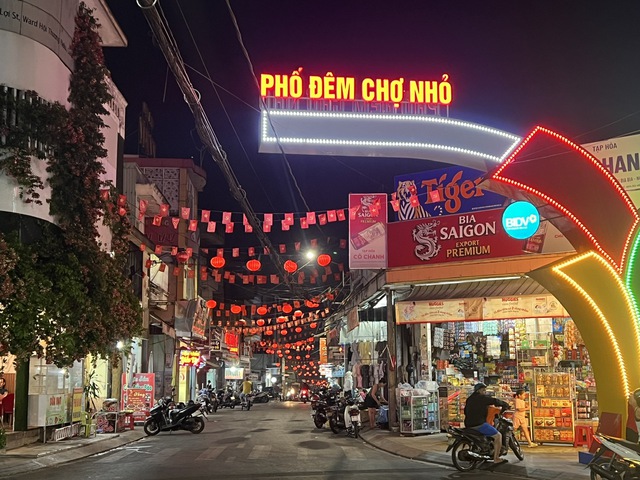 Phố đêm Chợ Nhỏ ở Pleiku: Thực trạng đáng buồn và nhu cầu thay đổi - Ảnh 1. Phố đêm Chợ Nhỏ ở Pleiku: Thực trạng đáng buồn và nhu cầu thay đổi - Ảnh 1.