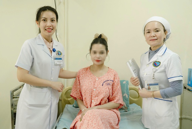 Chủ quan đau bụng k&eacute;o d&agrave;i, người phụ nữ ph&aacute;t hiện khối u buồng trứng 14 cm- Ảnh 1.