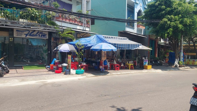 C&ocirc;ng an l&agrave;m việc với kẻ h&agrave;nh hung người b&aacute;n b&aacute;nh b&egrave;o ở Quy Nhơn - Ảnh 1.