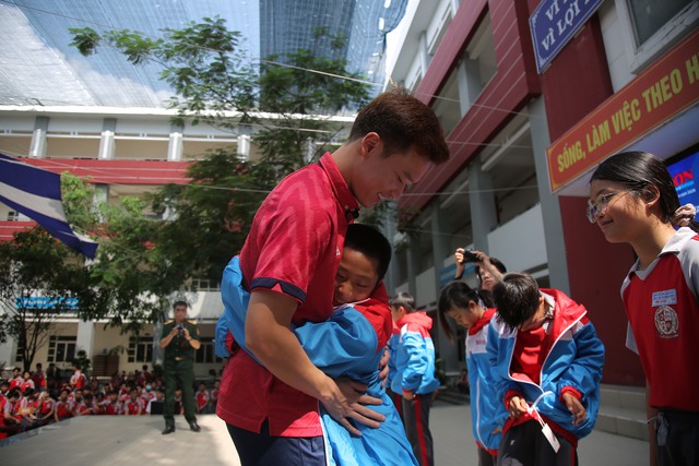 Ho&agrave;ng Đức trở lại với qu&agrave; bất ngờ, tiếp lửa giấc mơ học sinh hiếu học - Ảnh 1.