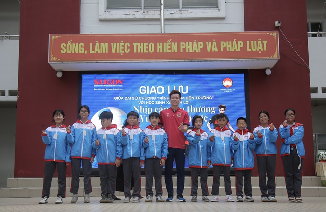 Ho&agrave;ng Đức trở lại với qu&agrave; bất ngờ, tiếp lửa giấc mơ học sinh hiếu học - Ảnh 2.