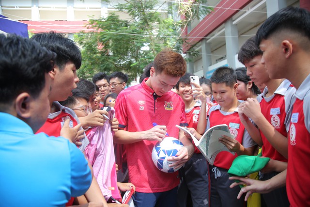 Ho&agrave;ng Đức trở lại với qu&agrave; bất ngờ, tiếp lửa giấc mơ học sinh hiếu học - Ảnh 3.