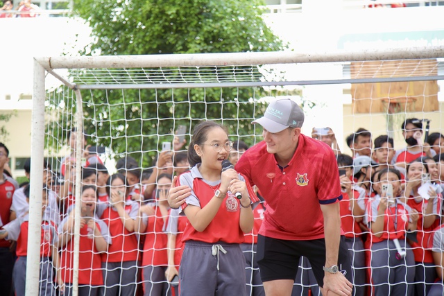 Ho&agrave;ng Đức trở lại với qu&agrave; bất ngờ, tiếp lửa giấc mơ học sinh hiếu học - Ảnh 5.