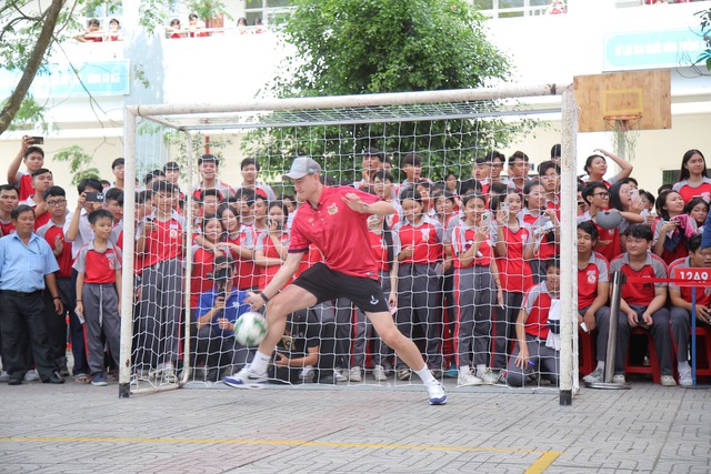 Ho&agrave;ng Đức trở lại với qu&agrave; bất ngờ, tiếp lửa giấc mơ học sinh hiếu học - Ảnh 6.